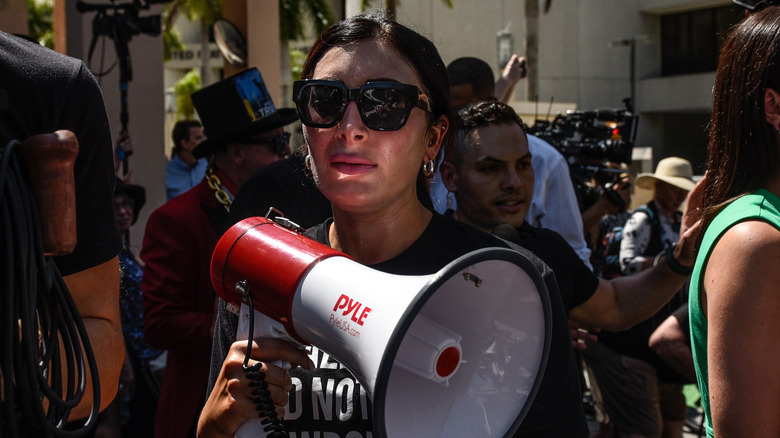 Laura Loomer tenant un mégaphone