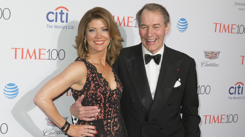 Norah O'Donnell posant avec Charlie Rose au gala Time 100