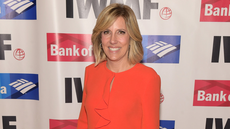 Alisyn Camerota porte une robe orange