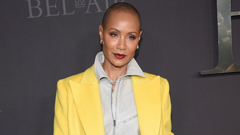 Jada Smith pose sur le tapis rouge