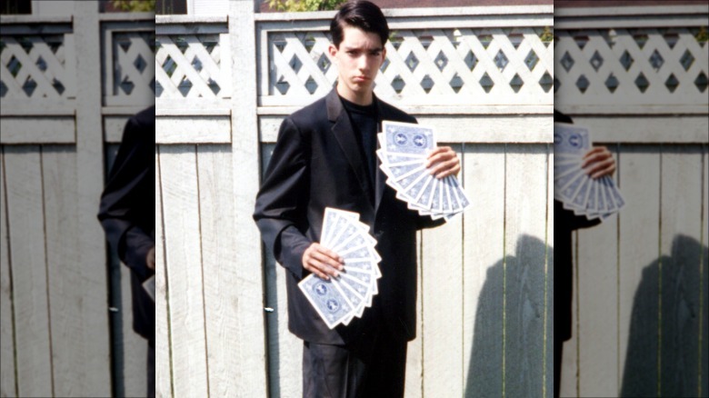 Le jeune Jonathan Scott pose avec des cartes