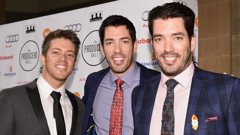 JD, Drew et Jonathan Scott sourient