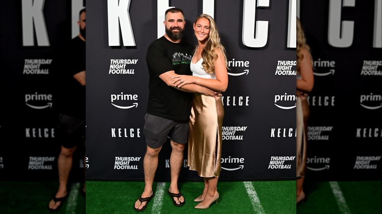 Jason Kelce serre Kylie Kelce dans ses bras