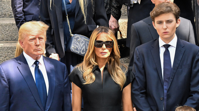 Donald, Melania et Barron Trump debout ensemble