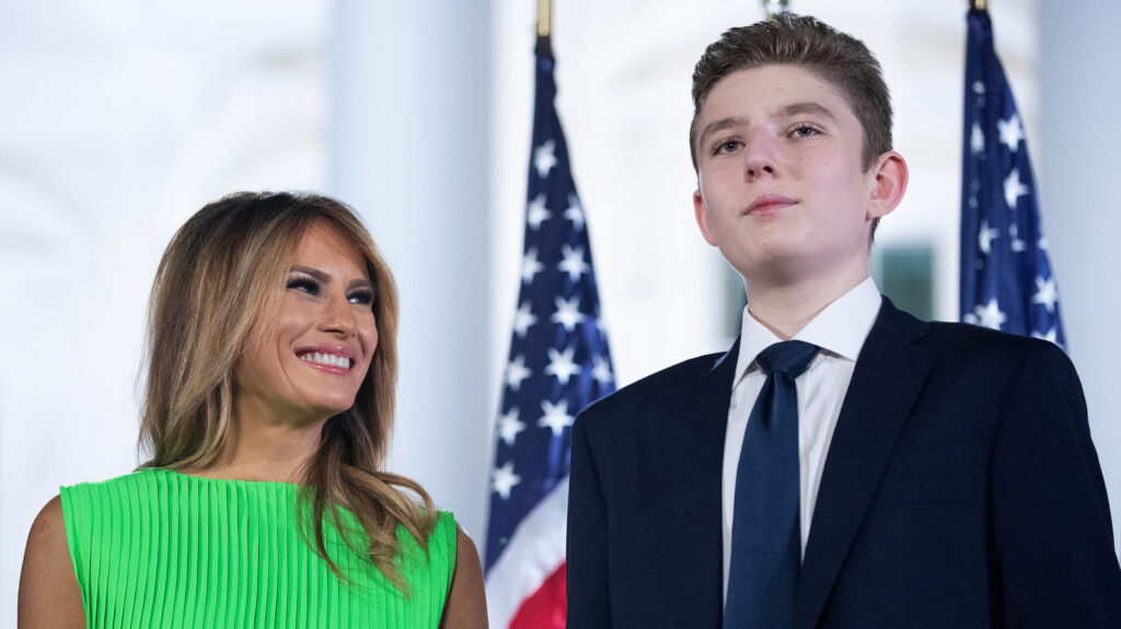 L'ex-aide de Melania Trump, Stephanie Grisham, nous dit qu'elle n'est pas la maman ours de Barron que nous pensions