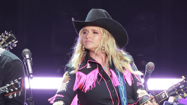 Miranda Lambert portant un chapeau de cowboy noir