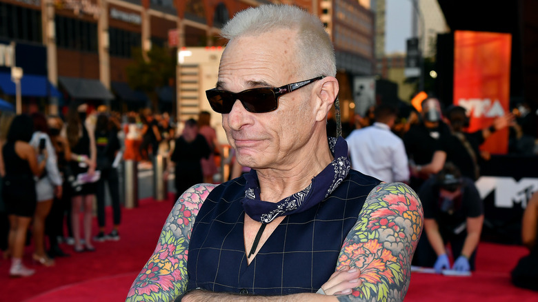 David Lee Roth portant un gilet bleu