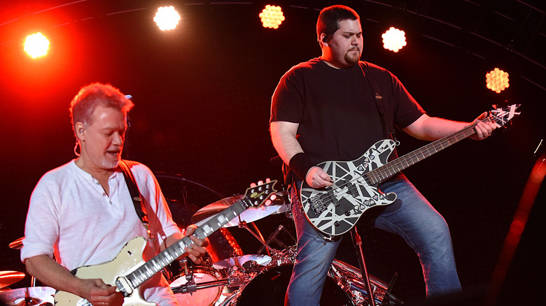 Eddie Van Halen, Wolfgang Van Halen jouant de la guitare