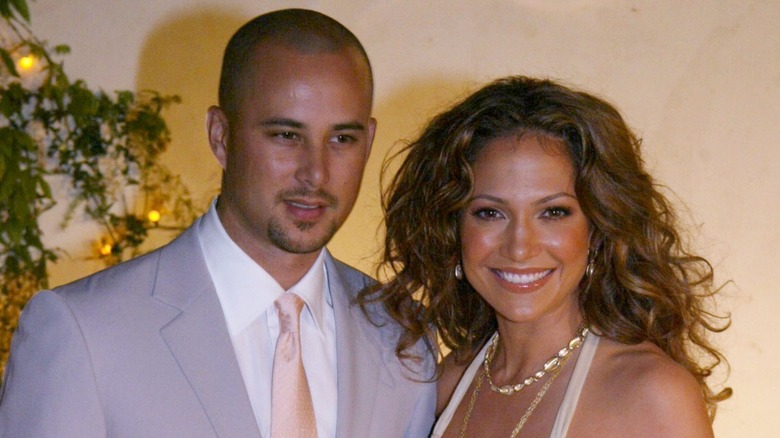 Jennifer Lopez et Cris Judd tout sourire posant pour les caméras