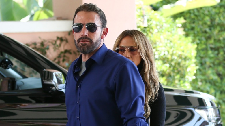 Jennifer Lopez et Ben Affleck aperçus en Californie portant tous deux des lunettes de soleil