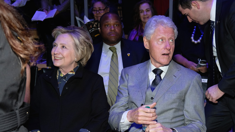 Bill et Hilary Clinton regardent dans des directions différentes