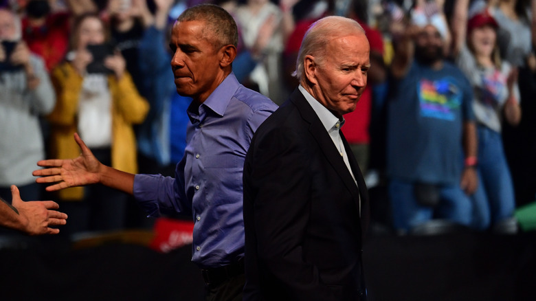 Barack Obama et Joe Biden regardent dans des directions différentes