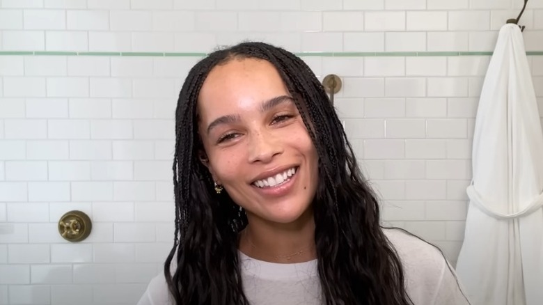 Zoe Kravitz fait un tutoriel de maquillage