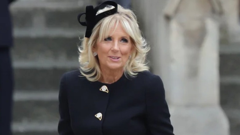 Fascinateur de robe noire Jill Biden