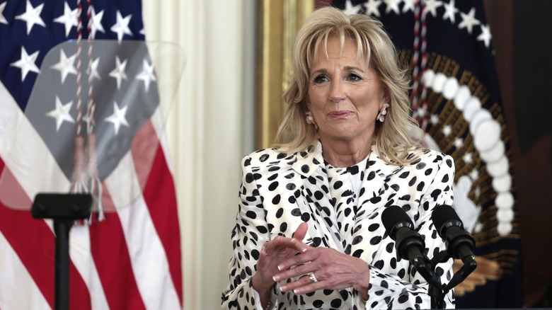 Costume noir blanc Jill Biden