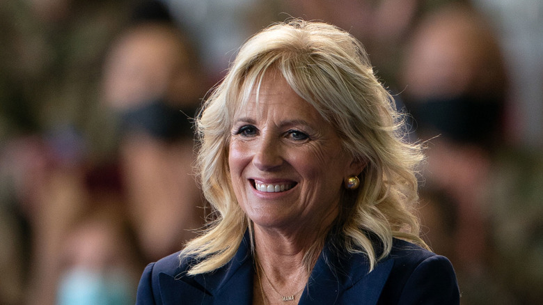 Jill Biden cheveux longs souriante