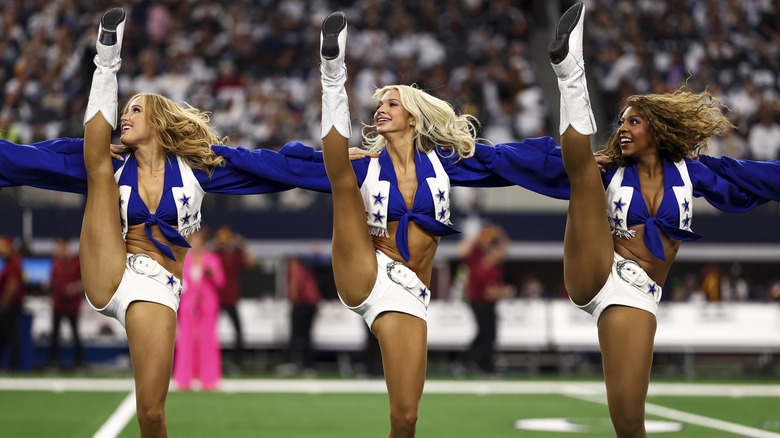 Les pom-pom girls des Cowboys de Dallas se produisent