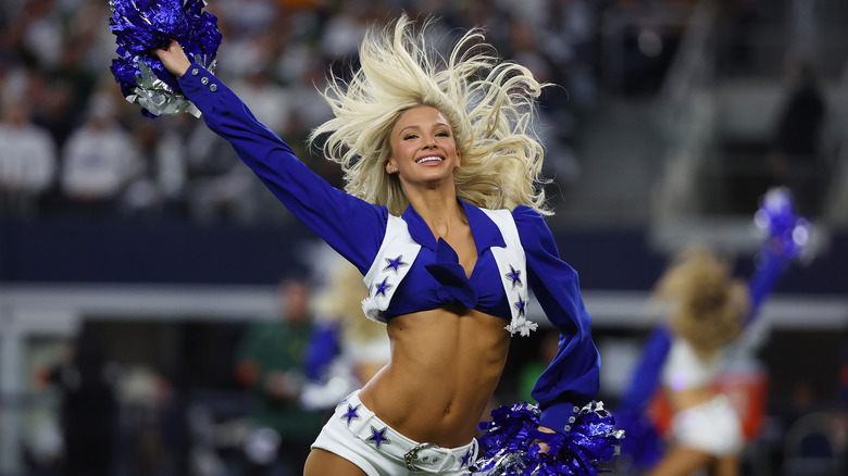 Une pom-pom girl des Cowboys de Dallas en spectacle