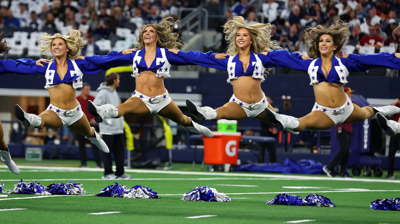 Les pom-pom girls des Cowboys de Dallas effectuent un jump split.