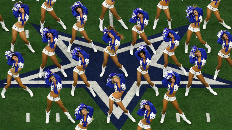 Les pom-pom girls des Cowboys de Dallas se produisent