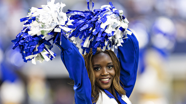 Une pom-pom girl des Cowboys de Dallas en spectacle