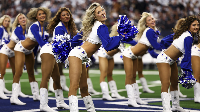 Les pom-pom girls des Cowboys de Dallas se produisent