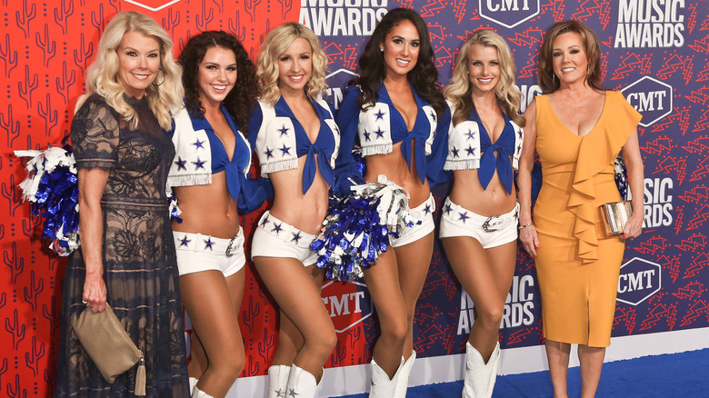 Judy Trummell, Kelli Finglass et les pom-pom girls des Cowboys de Dallas aux CMT Awards