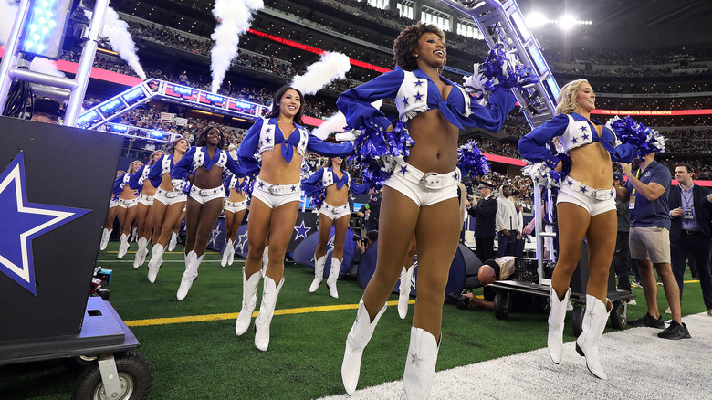 Les pom-pom girls des Cowboys de Dallas se produisent