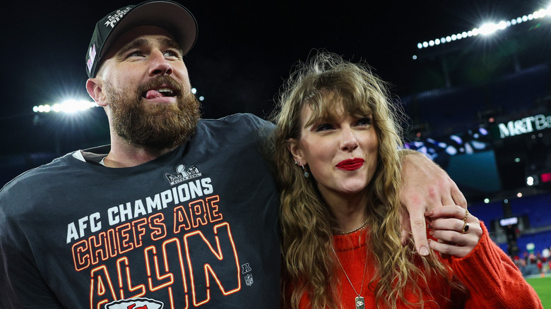 Taylor Swift et Travis Kelce au match de football