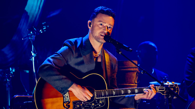 Justin Timberlake chante et joue de la guitare