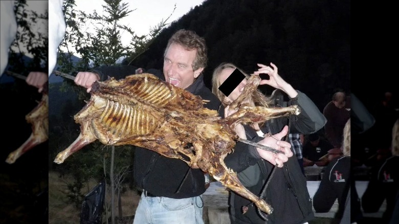 Robert F. Kennedy Jr. et son ami avec une carcasse d'animal