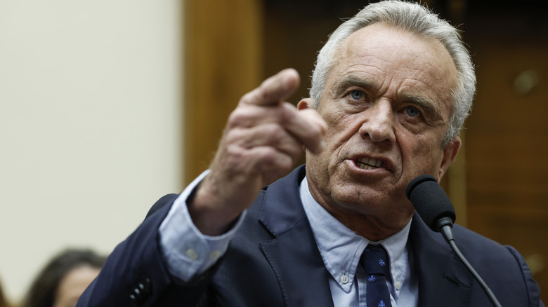 Robert F. Kennedy Jr. gesticule et parle au micro