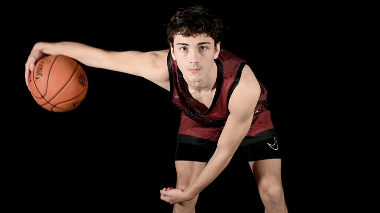 Colin Clark dribble un ballon de basket