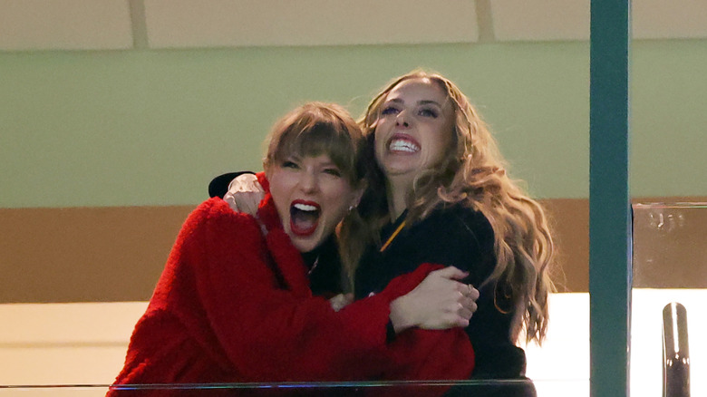 Taylor Swift et Brittany Mahomes s'embrassent