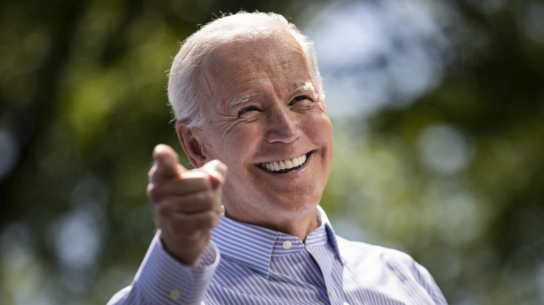 Joe Biden montrant du doigt