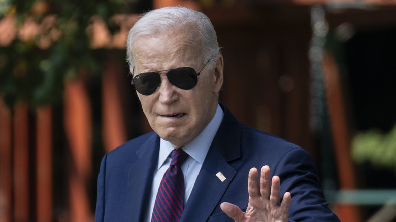 Joe Biden marche avec des lunettes de soleil