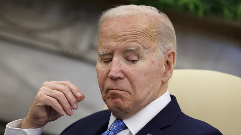 Joe Biden baissant les yeux