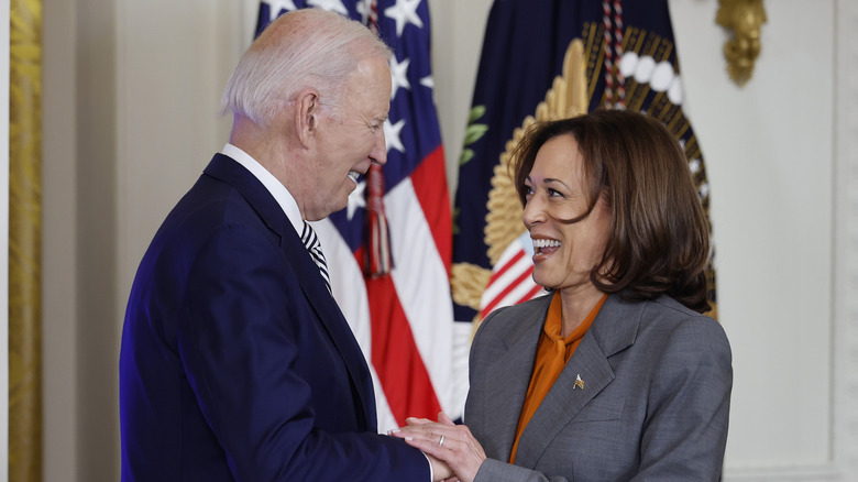 Joe Biden et Kamala Harris se serrent la main