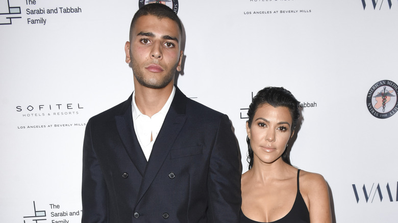 Younes Bendjima et Kourtney Kardashian posent ensemble