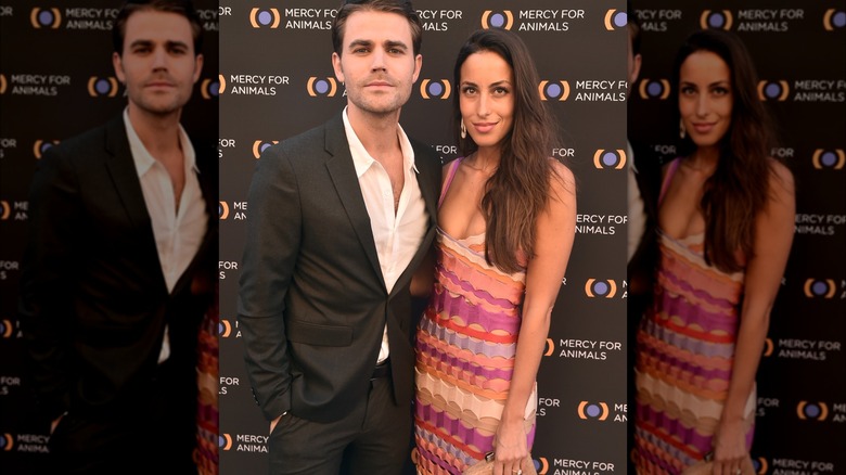 Paul Wesley et Inès de Ramon posant