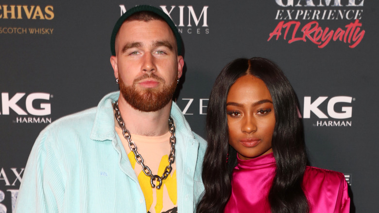 Travis Kelce et Kayla Nicole posant