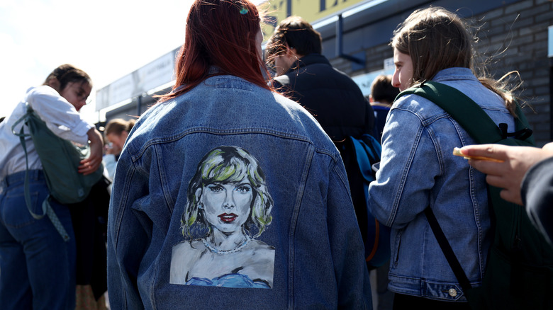 Taylor Swift peinte sur une veste en jean