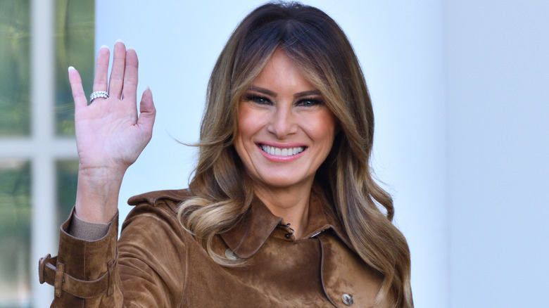 Melania Trump saluant