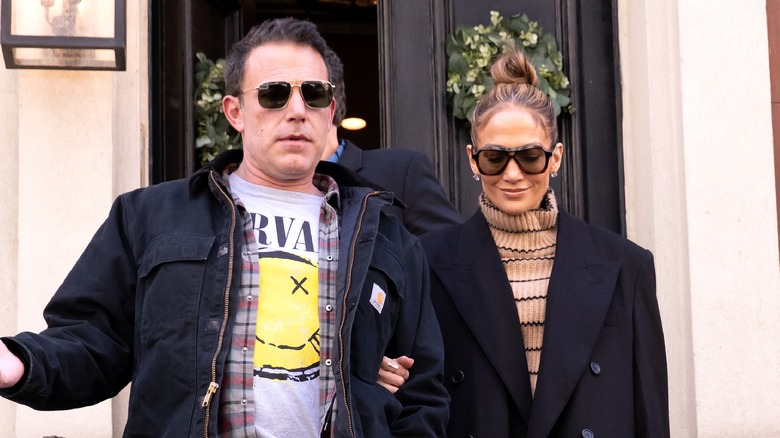 Ben Affleck et Jennifer Lopez se tiennent les bras