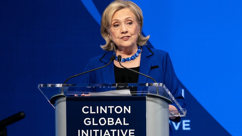 Hillary Clinton s'exprimant sur le podium