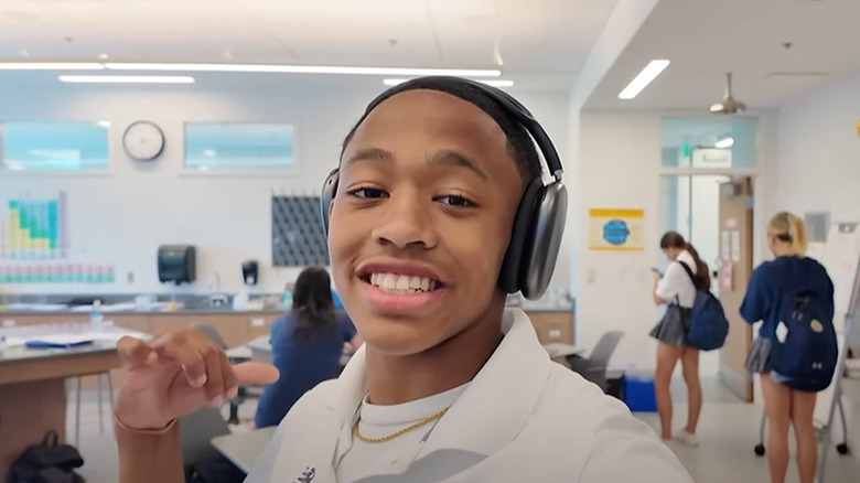 Quincy Wilson souriant en classe