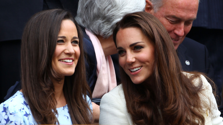 Pippa et Kate Middleton souriantes