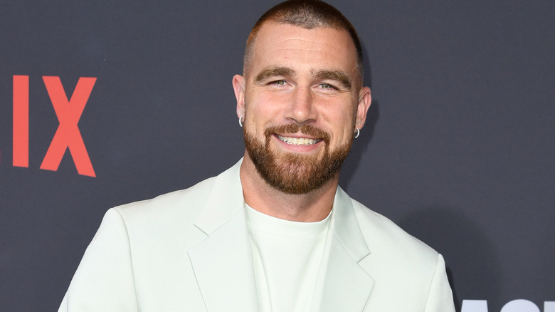 Travis Kelce en costume blanc