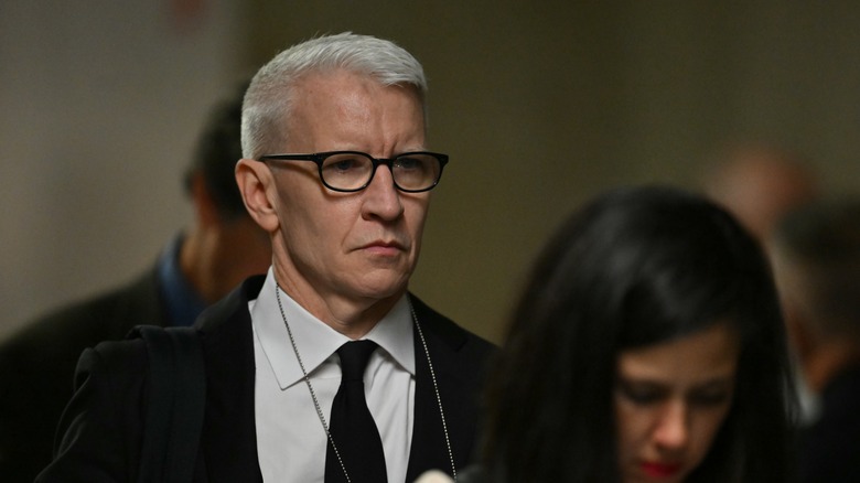 Anderson Cooper porte des lunettes