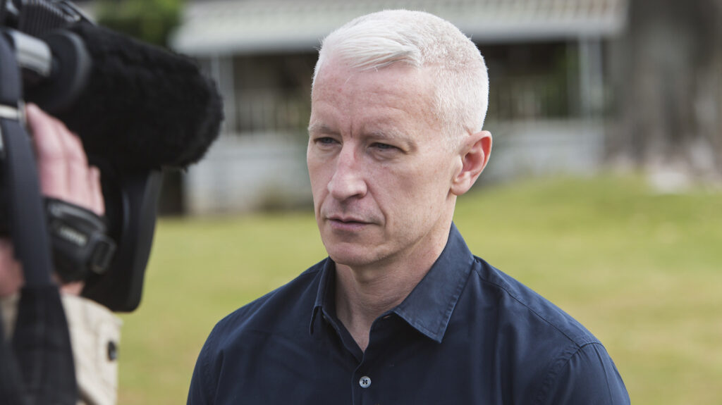 La couverture sur place de l'ouragan Milton par Anderson Cooper lui explose au visage (littéralement)